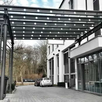 Überdachung aus Stahl und Glas mit runden Lichtern
