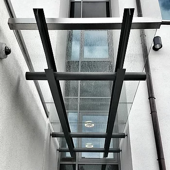 Überdachung aus Stahl und Glas mit horizontalen und vertikalen Elementen