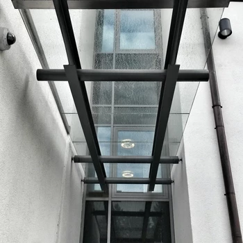 Überdachung aus Stahl und Glas mit horizontalen und vertikalen Elementen