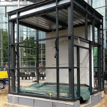 Stahlbau-Konstruktion mit schwarzem Stahlrahmen