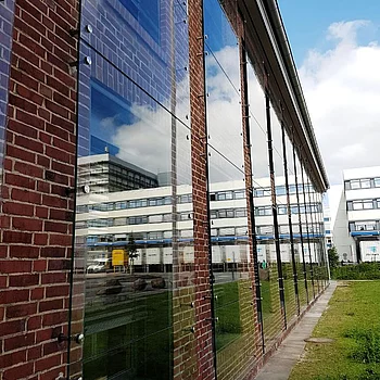 Fassade eines Gebäudes mit Schallschutzverglasung, bestehend aus großen, transparenten...