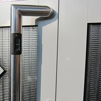 Metalltürgriff aus Edelstahl mit integriertem elektronischen Schloss, daneben ein...