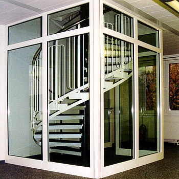 Eine geschlossene Wendeltreppe aus Stahl mit weißen Stufen und einem Geländer aus Metall,...