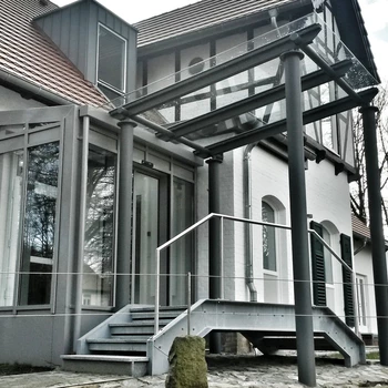 Moderne Stahlbau-Konstruktion mit Glasdach und Treppe.