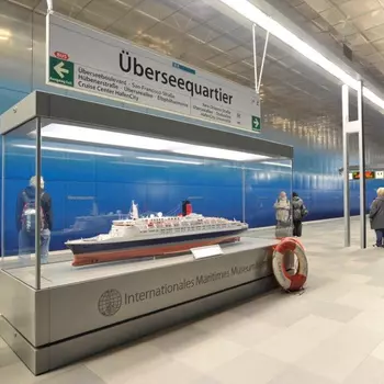 Modell eines Kreuzfahrtschiffs in einer Vitrine, beschriftet mit Überseequartier.