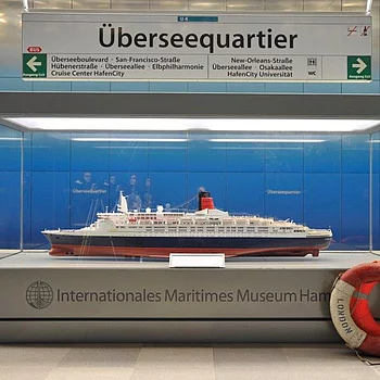 Modell eines Kreuzfahrtschiffs in einer Vitrine.