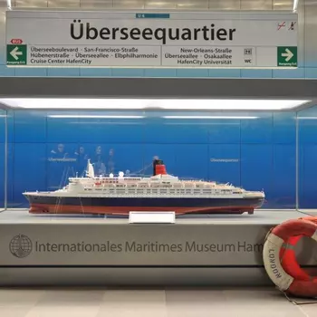 Modell eines Kreuzfahrtschiffs in einer Vitrine.